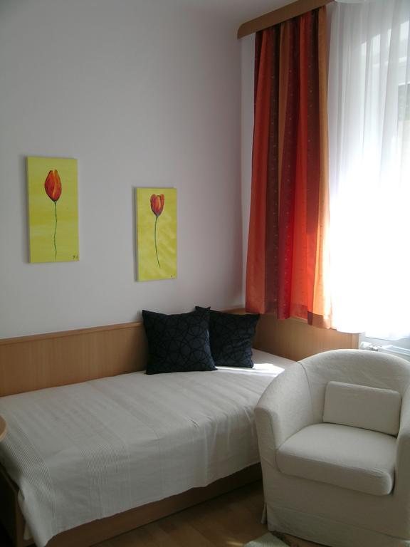 Gasthof-Pension Weisz-Artner Frauenkirchen Kamer foto